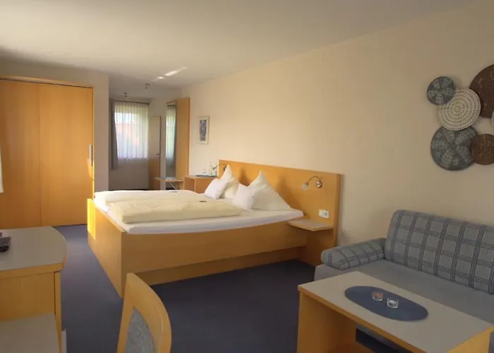 Landhotel Larenzen فندق